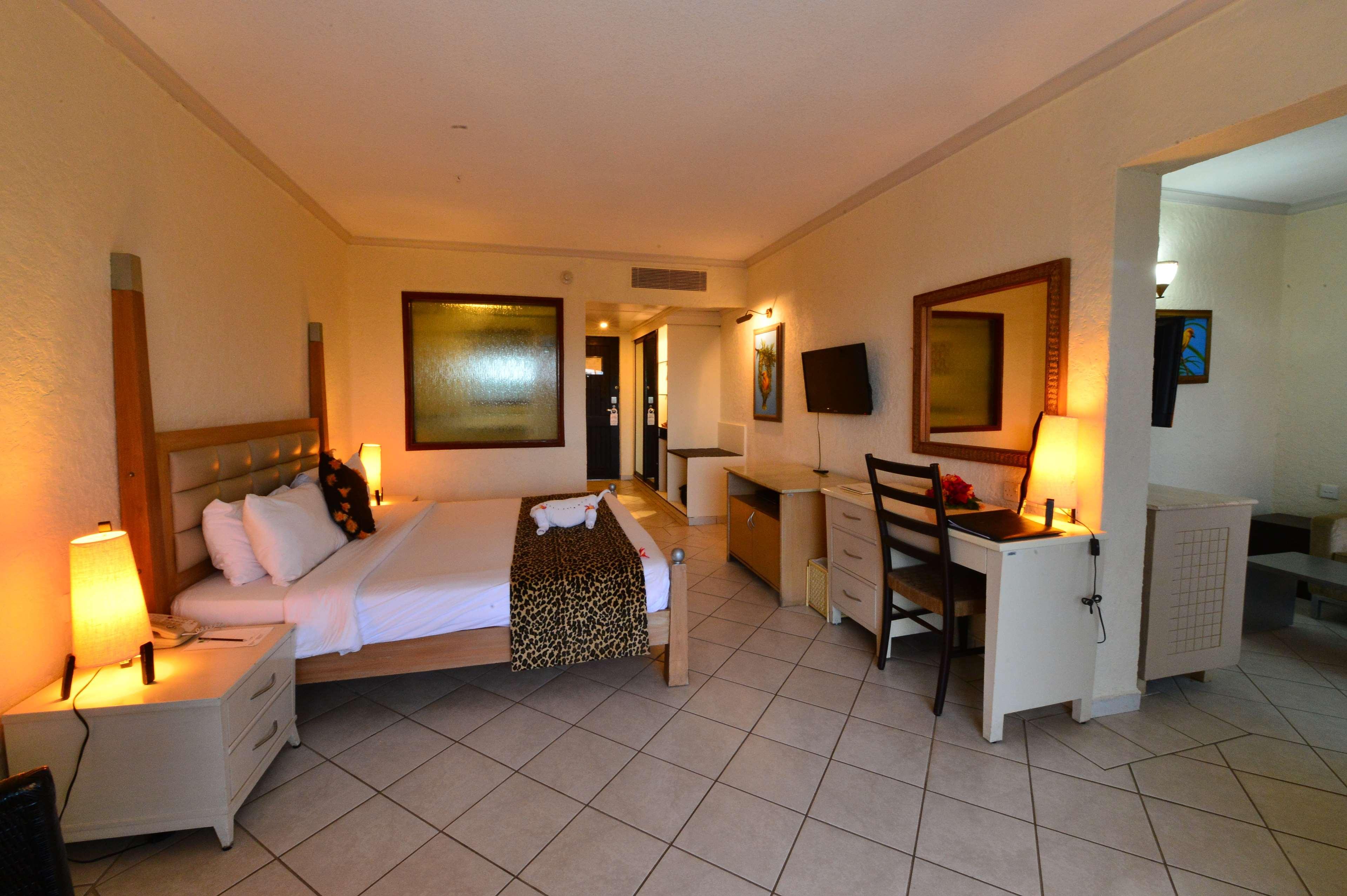 Diani Reef Beach Resort & Spa - Your Beachfront Bliss Awaits Diani Beach Exterior photo A room at the Hilton Mauritius Resort