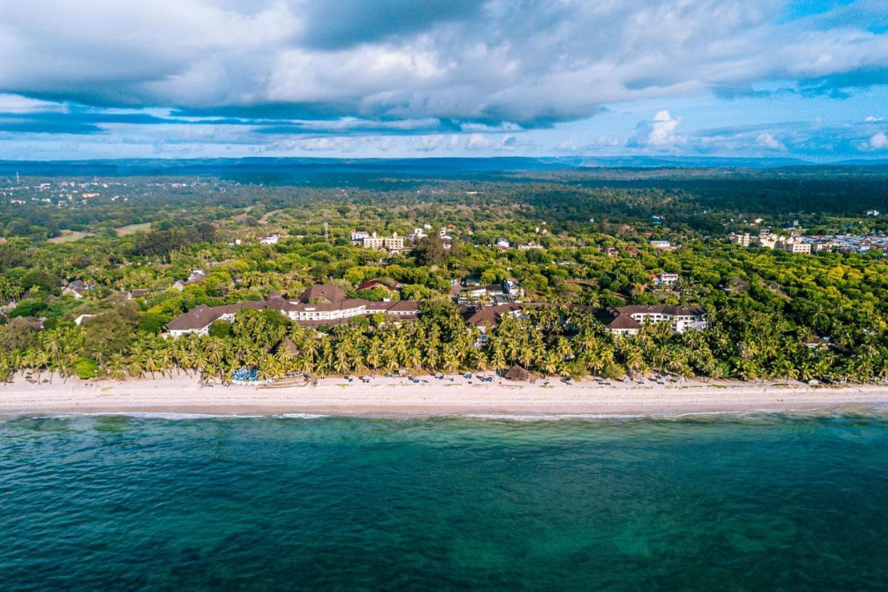 Diani Reef Beach Resort & Spa - Your Beachfront Bliss Awaits Diani Beach Exterior photo Aerial view of the beach